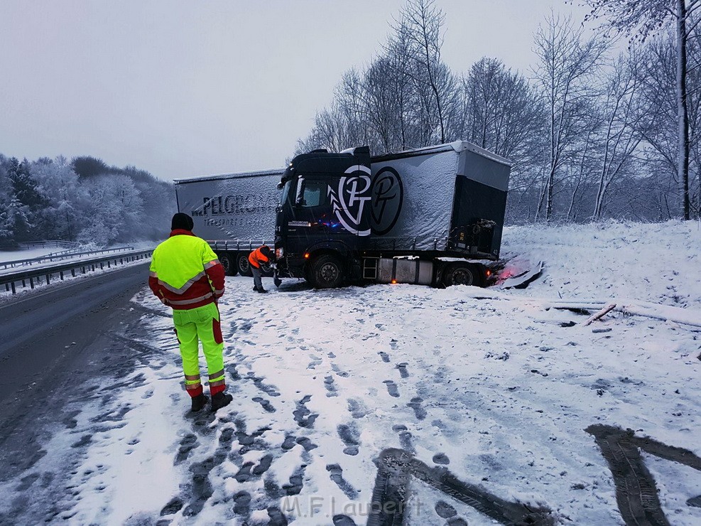 LKW rutscht in Boeschung Bergneustadt Pa P02.jpg